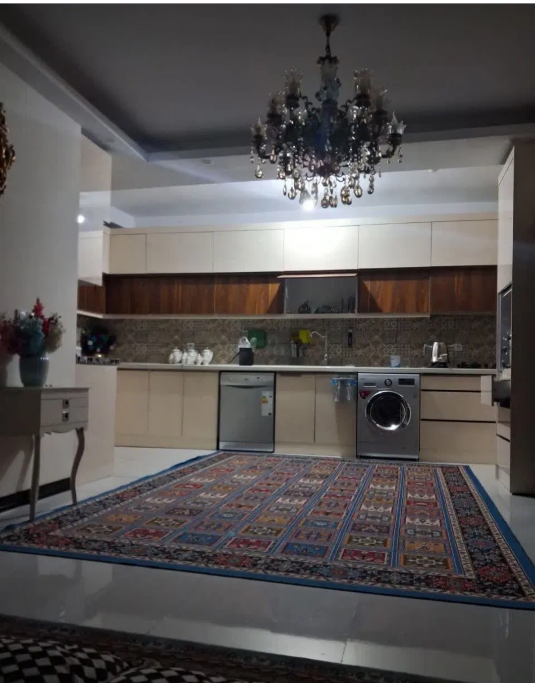 آپارتمان نوساز غرق نور با موقعیت بسیار عالی