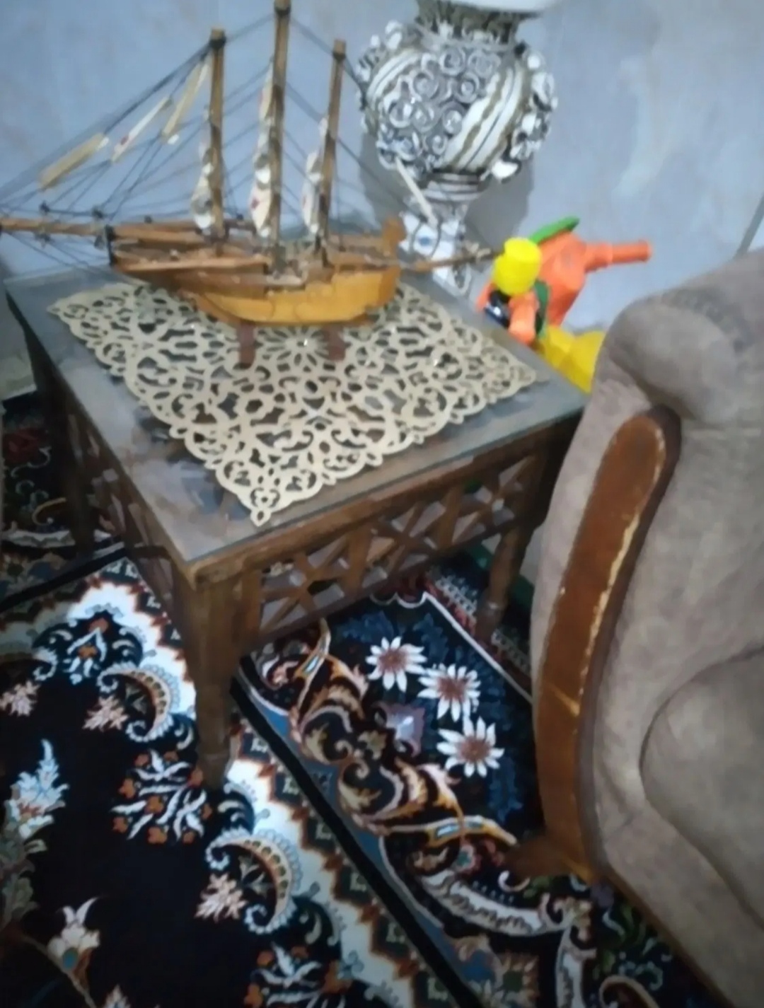 مبل راحتی همراه میز عسلی ها