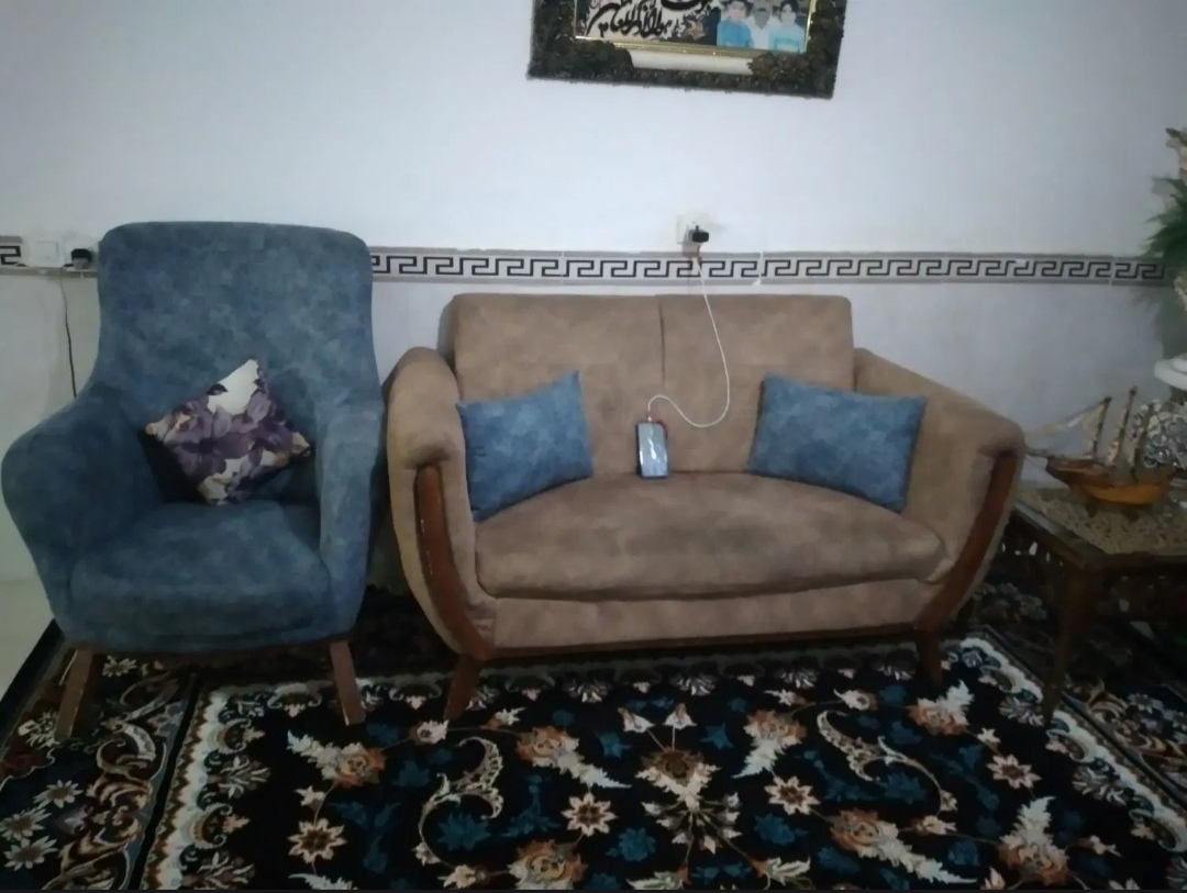 مبل راحتی همراه میز عسلی ها