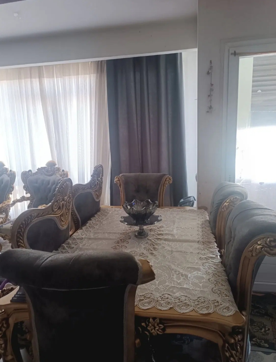 میز ناهار خوری صندلی چهار نفره ولی میزش شش نفره