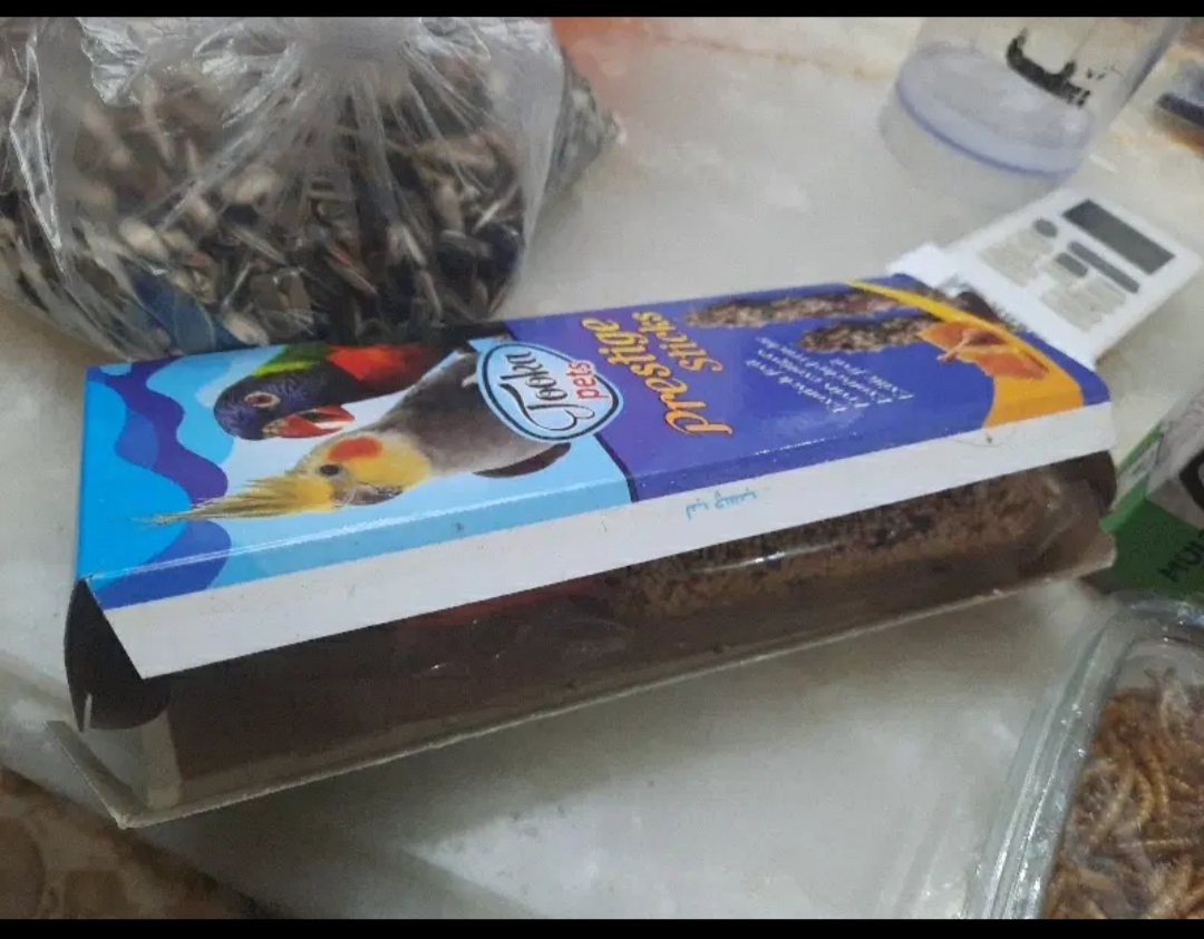 قفس چوبی و غذا و مکمل پرنده