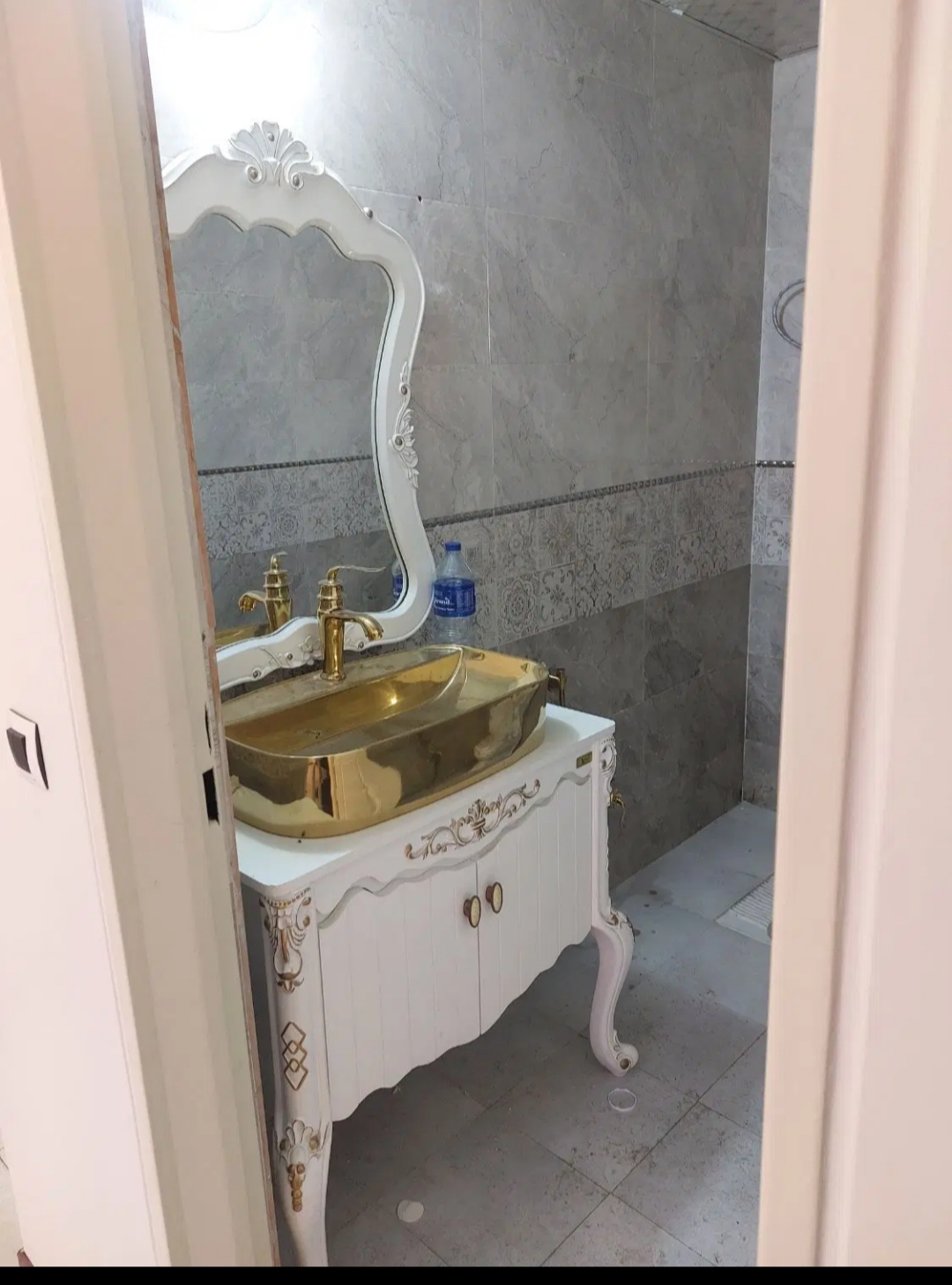 ۱۷۲متری فروشی
