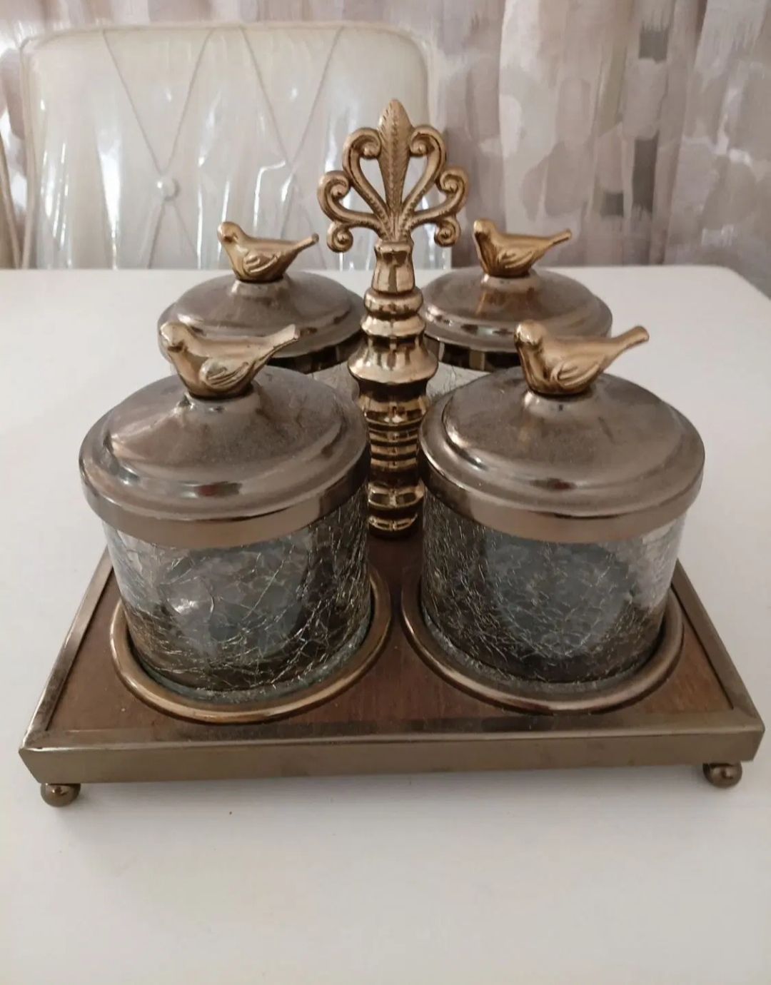 شمعدان روی میز