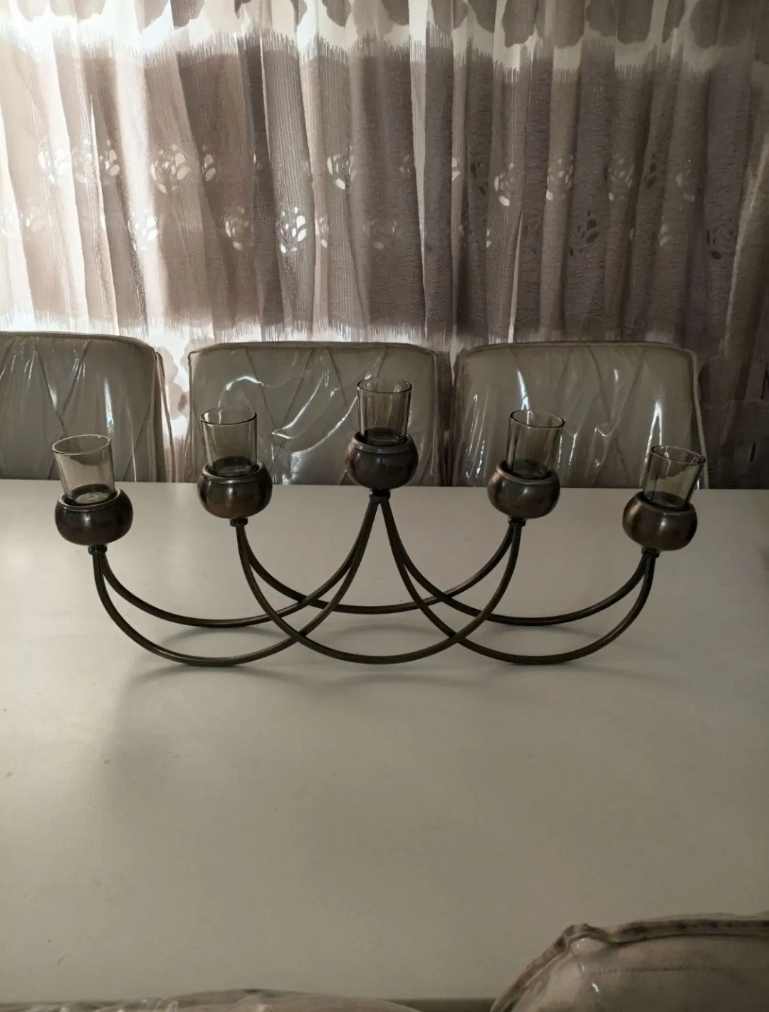 شمعدان روی میز
