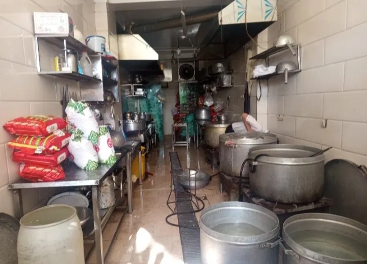 اشپزماهرجهت کاردرتهیه غذا .