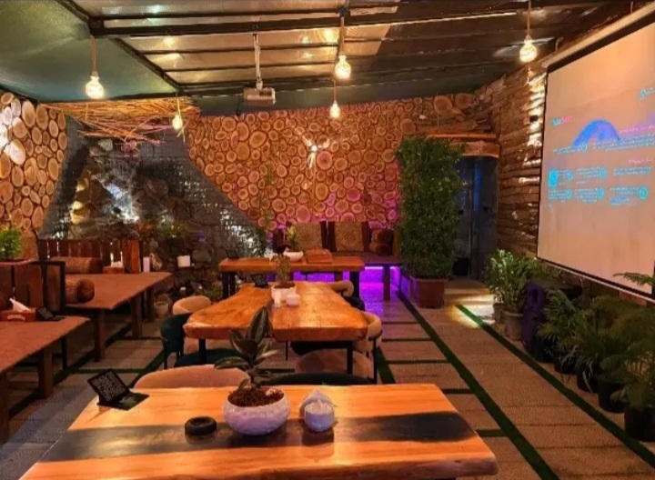آشپزفرنگی وسالن کاروباریستا .
