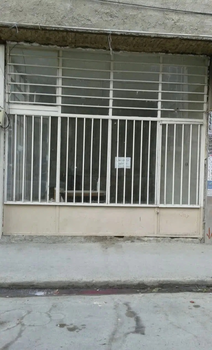 مغازه ۲ نبش ۶۰ متری دارای اتاق کارگری