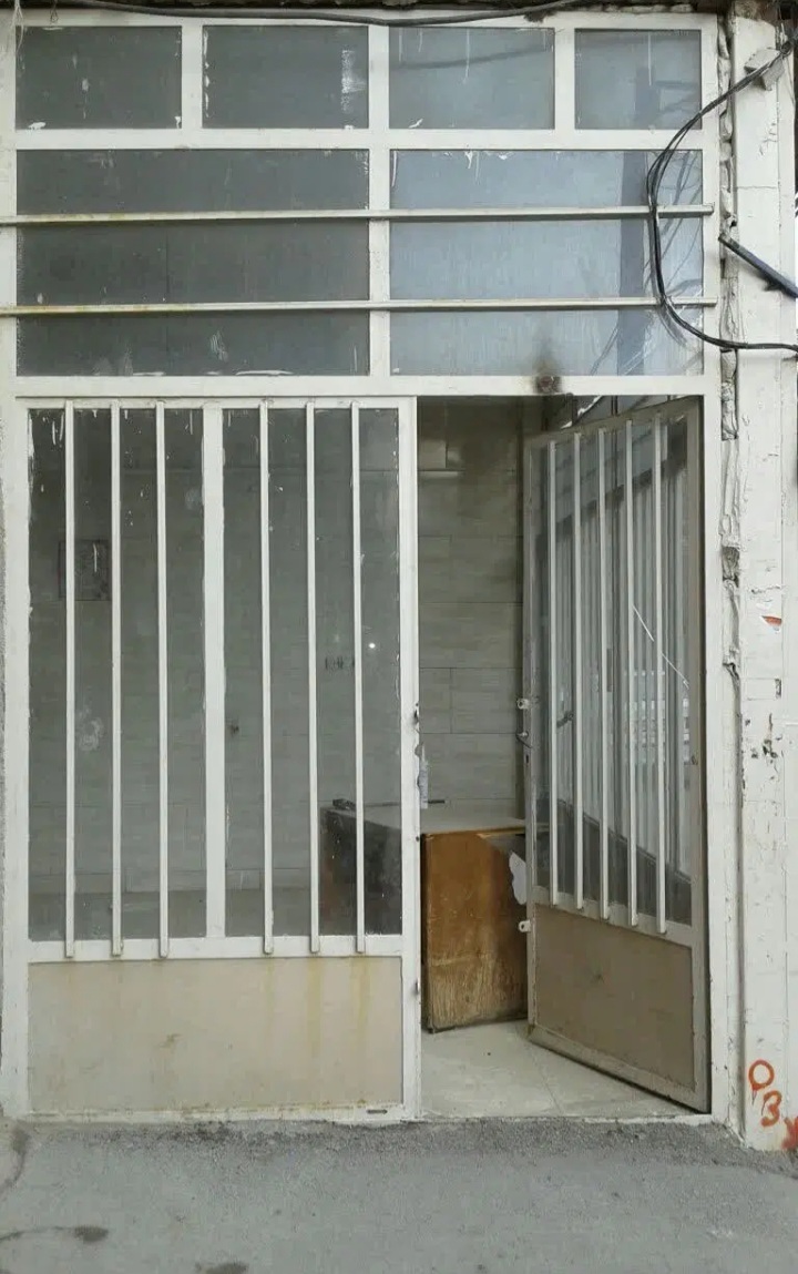 مغازه ۲ نبش ۶۰ متری دارای اتاق کارگری