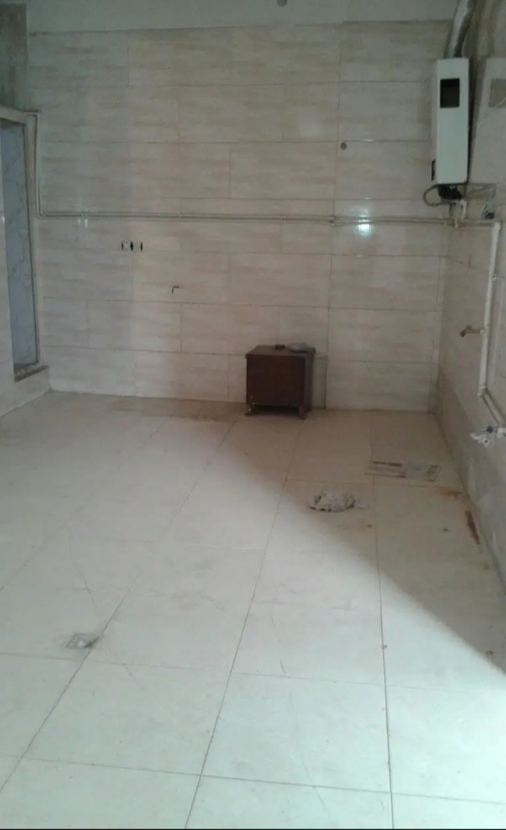 مغازه ۲ نبش ۶۰ متری دارای اتاق کارگری
