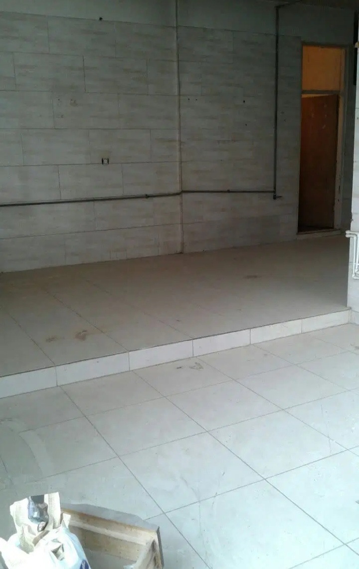 مغازه ۲ نبش ۶۰ متری دارای اتاق کارگری