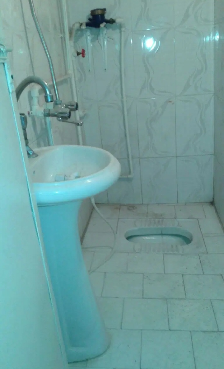 مغازه ۲ نبش ۶۰ متری دارای اتاق کارگری
