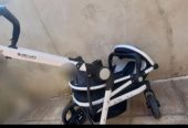 یک کالسکه ی ایتالیایِ بچه و یک میزکنسول و اینه