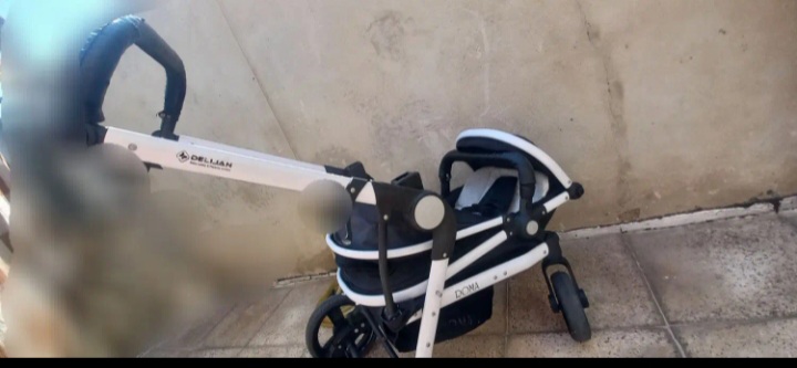 یک کالسکه ی ایتالیایِ بچه و یک میزکنسول و اینه