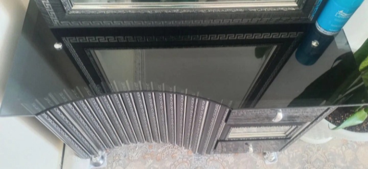 یک کالسکه ی ایتالیایِ بچه و یک میزکنسول و اینه
