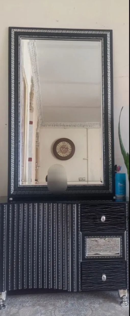 یک کالسکه ی ایتالیایِ بچه و یک میزکنسول و اینه