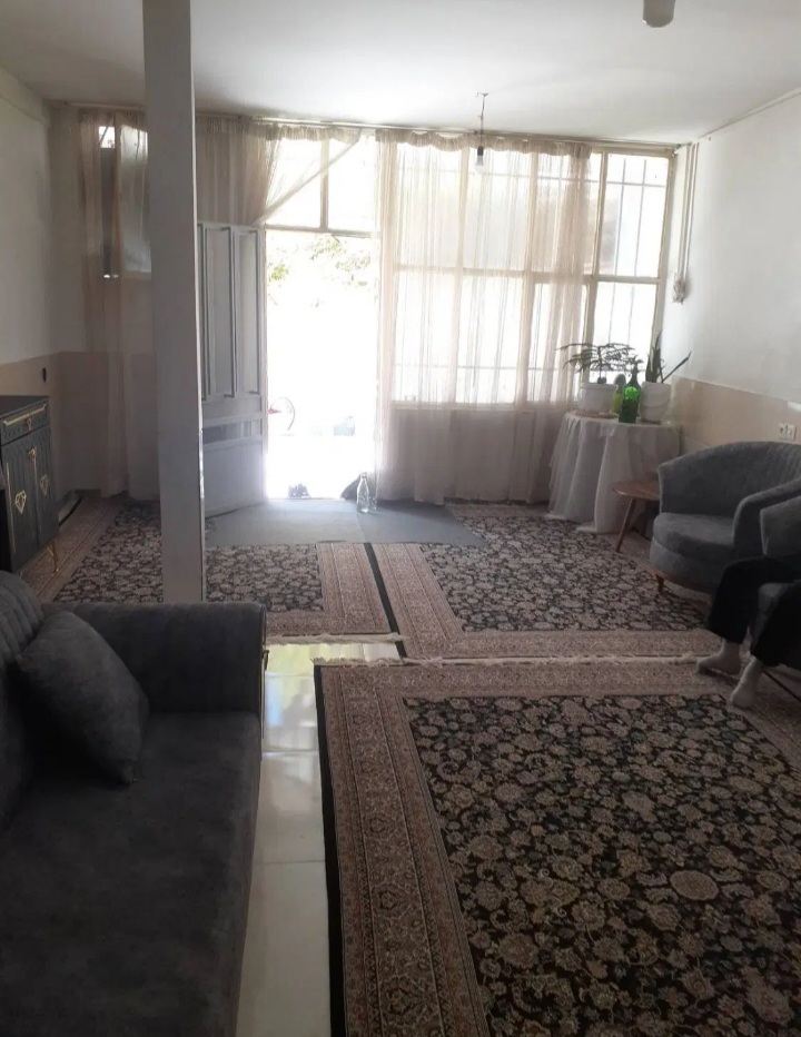 خانه ویلایی طبقه اول حیاط دار .