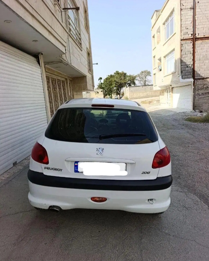 پژو۲۰۶ .