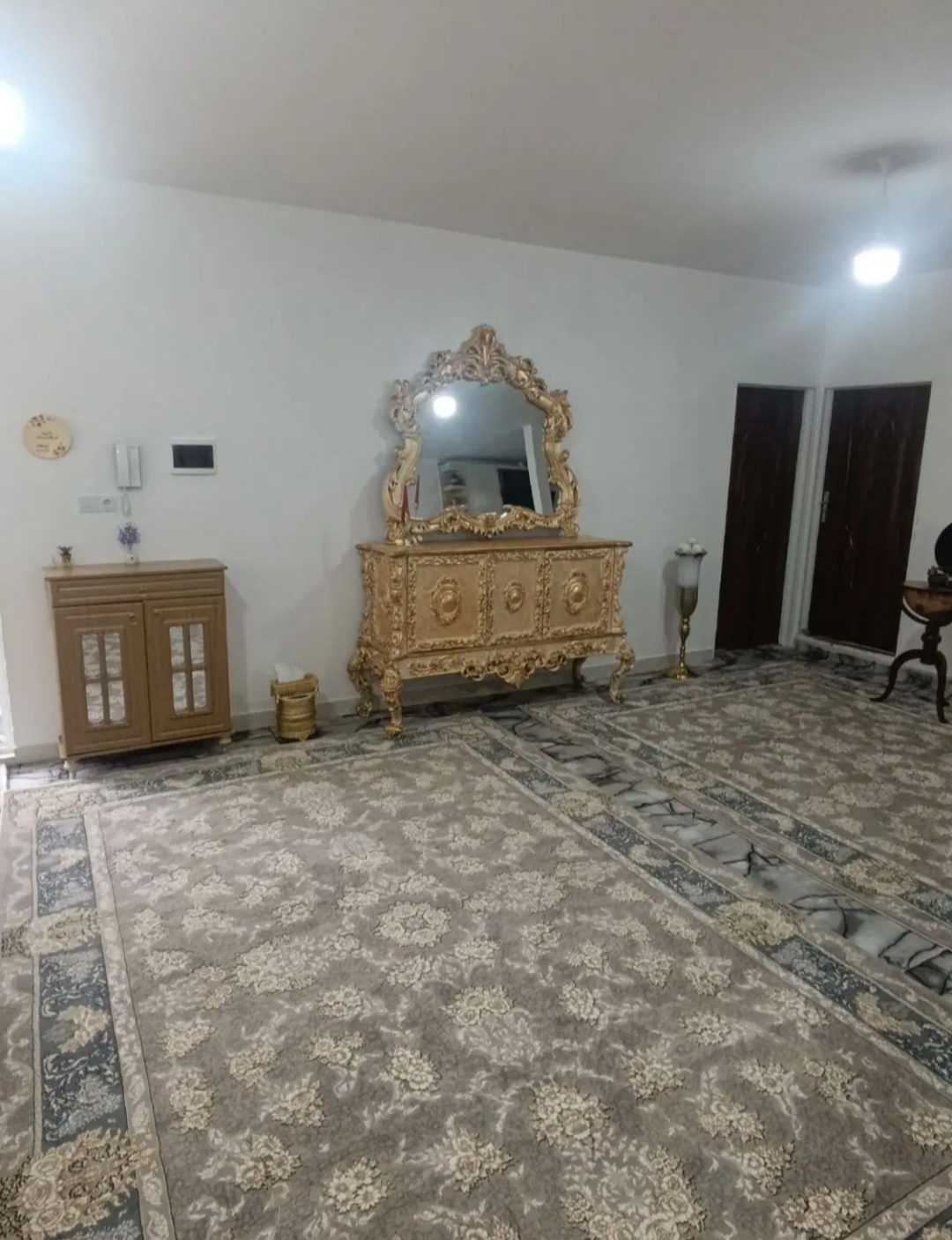سه طبقه مغازه تجاری و سند تک برگ.