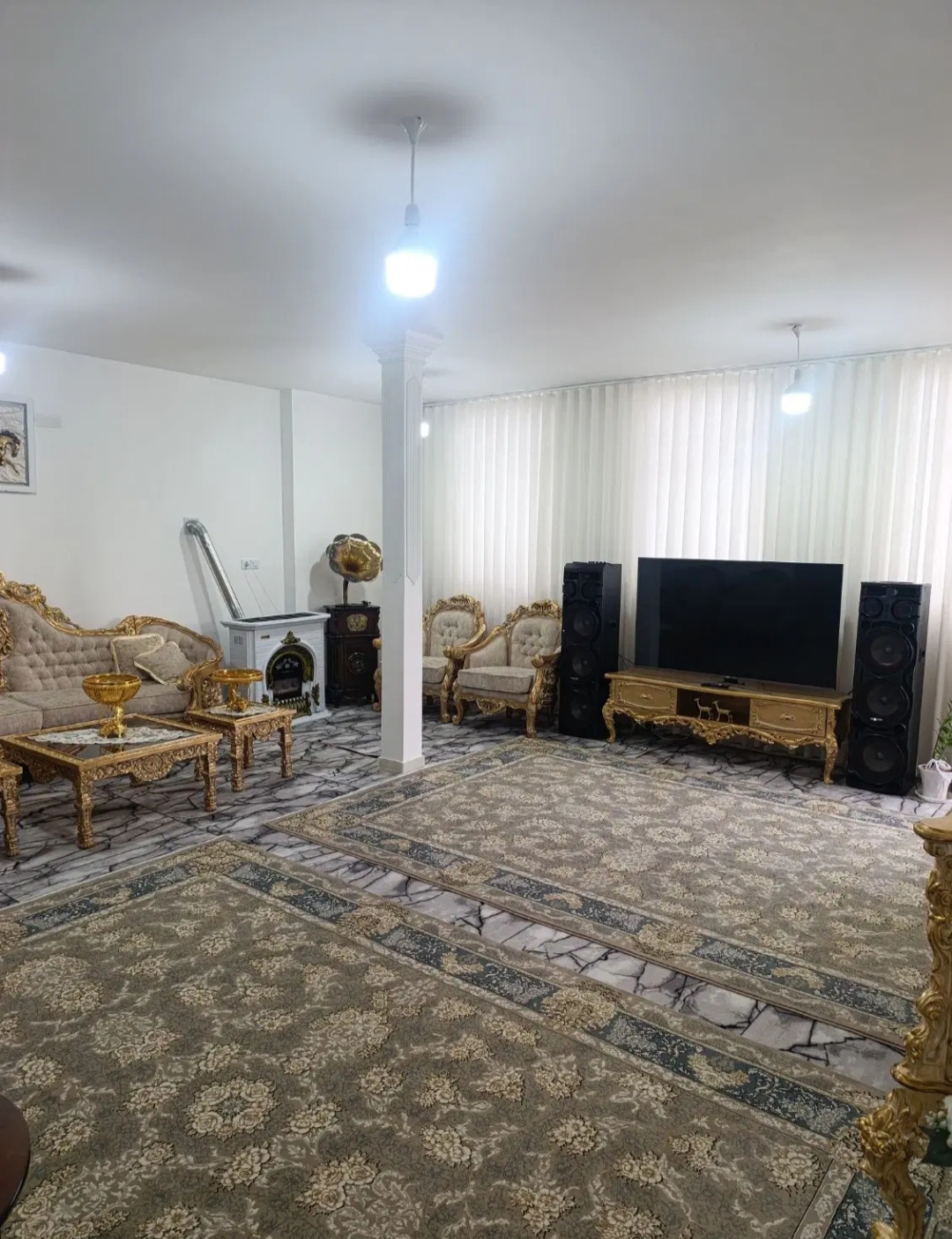 سه طبقه مغازه تجاری و سند تک برگ.