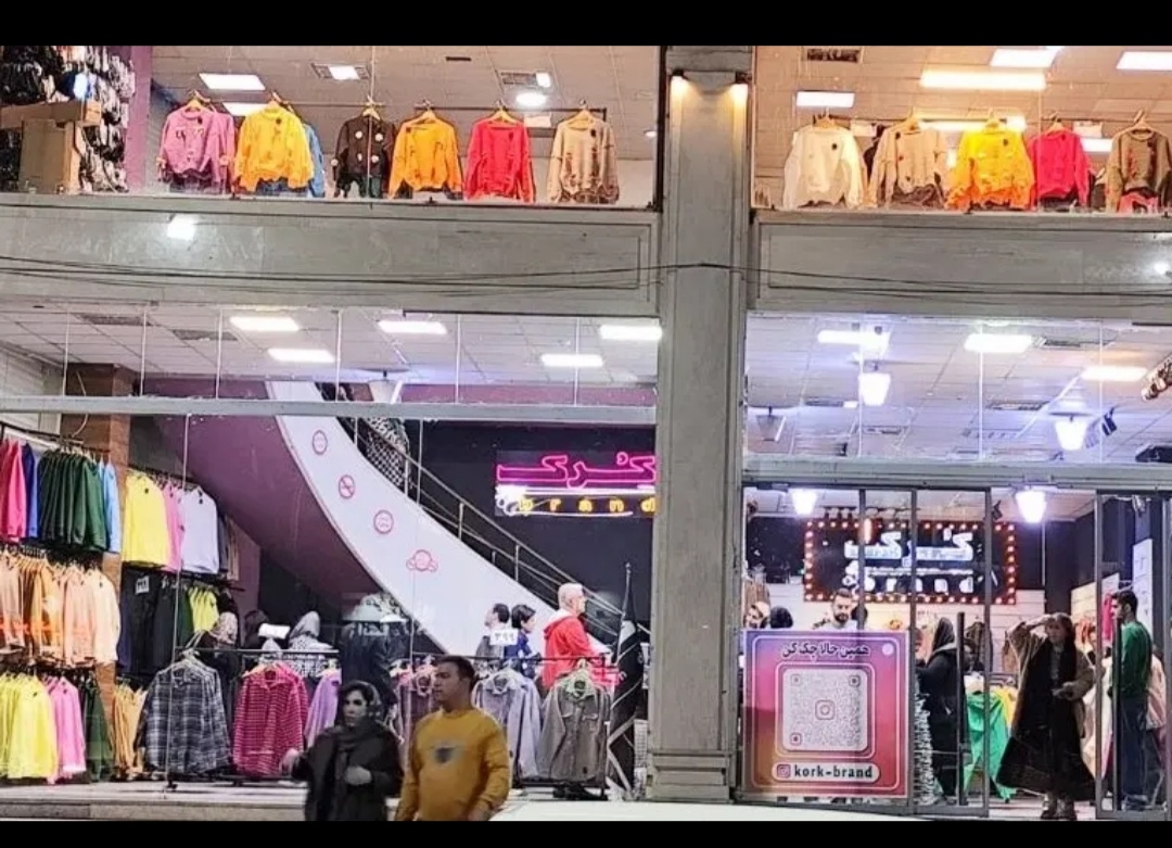 کارگر ساده و فروشنده روز مزد روزی ۸۰۰ تومان .