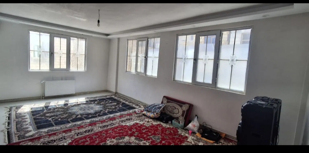 آپارتمان ۸۳متری نوساز سال ساخت.