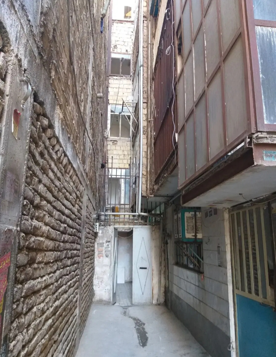 ۶۰متری همکف.
