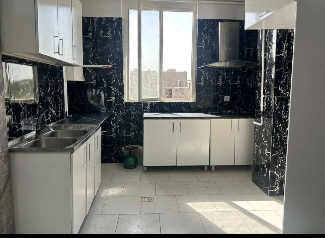 ۴۵ متر خوش نقشه / نورگیر با پارکینگ آماده ی سکونت.