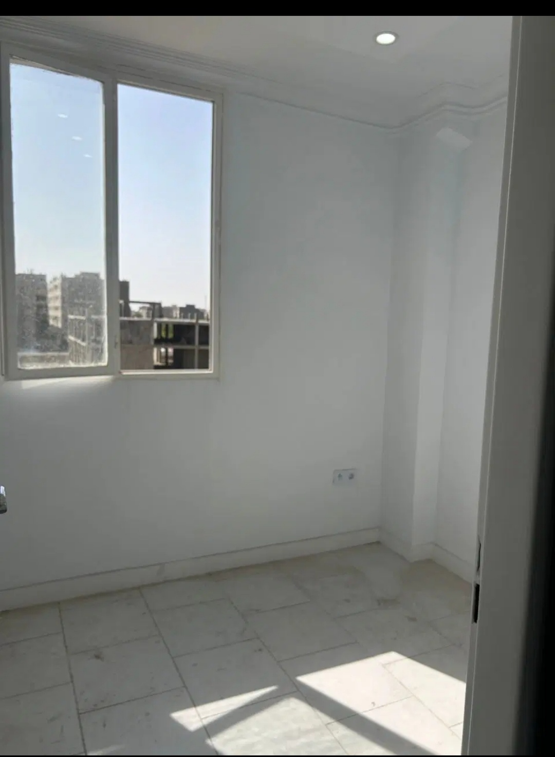 ۴۵ متر خوش نقشه / نورگیر با پارکینگ آماده ی سکونت.