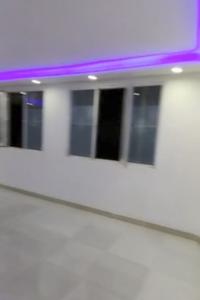 خانه نوساز غرق نور تک واحدی.