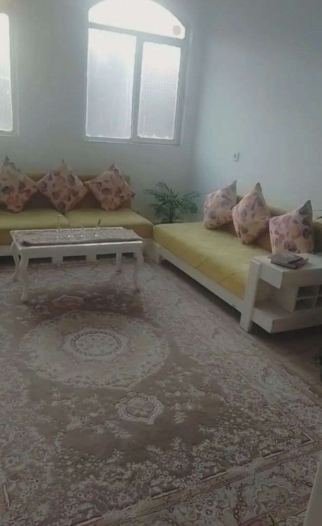 یک واحد مسکونی طبقه اول تک واحدی.