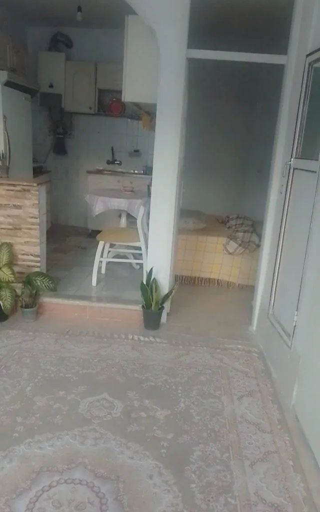 یک واحد مسکونی طبقه اول تک واحدی.