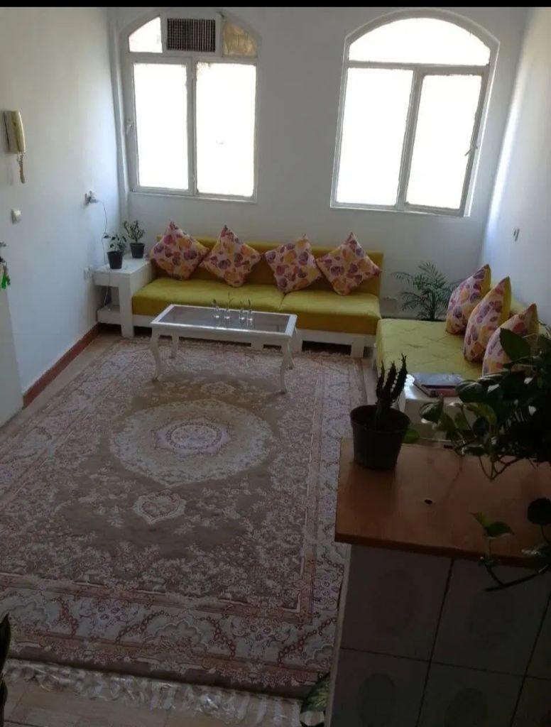 یک واحد مسکونی طبقه اول تک واحدی.
