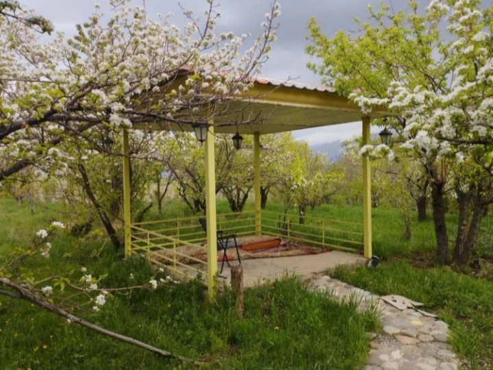 خانه باغ درطالقان درروستای گلیرددرمنطقه کوهستانی .