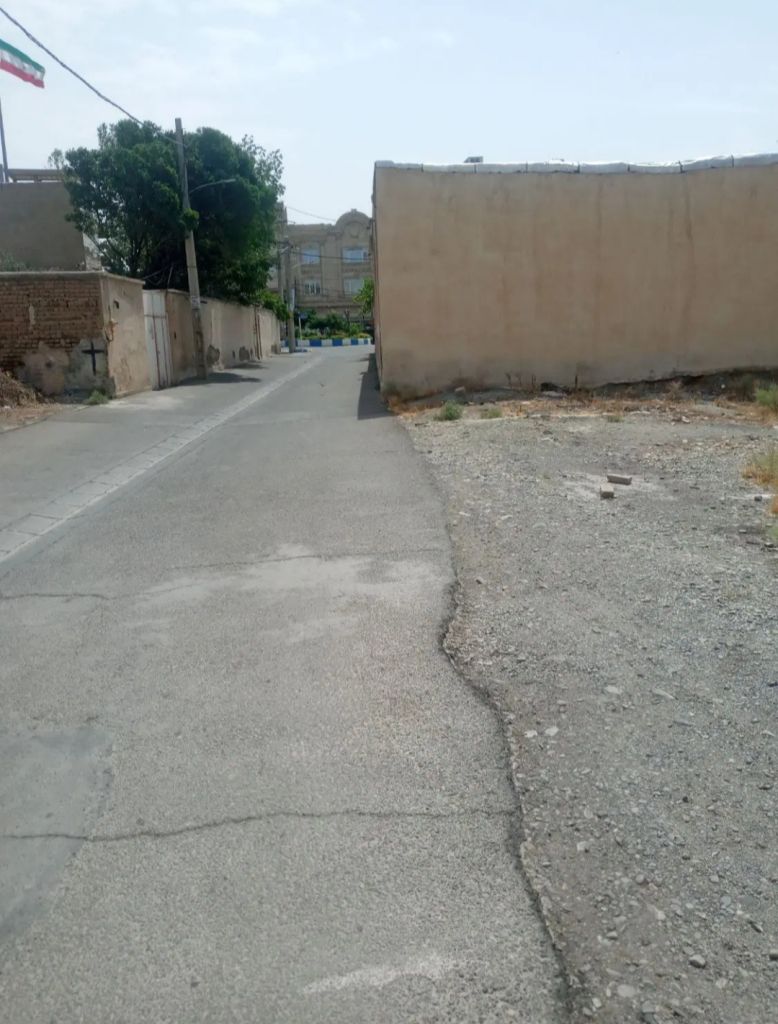 زمین اداری و مسکونی.