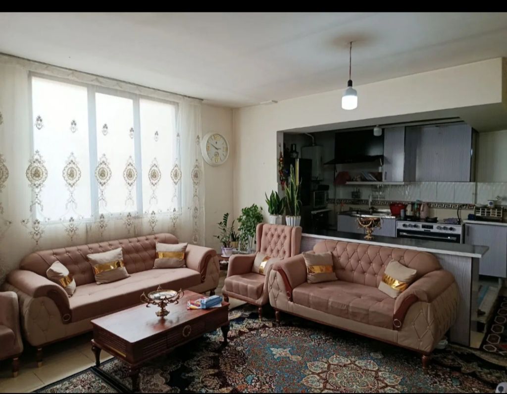 آپارتمان ۸۰متری دوکله خیابان کاشانی نبش قائم.