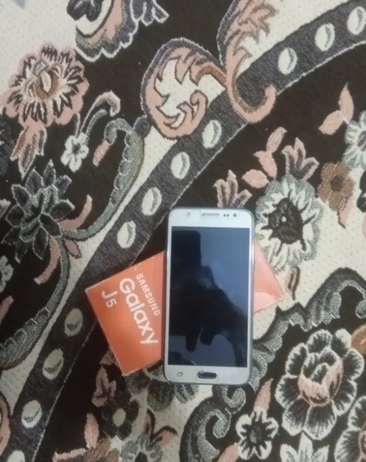 گوشی سامسونگ j5 .