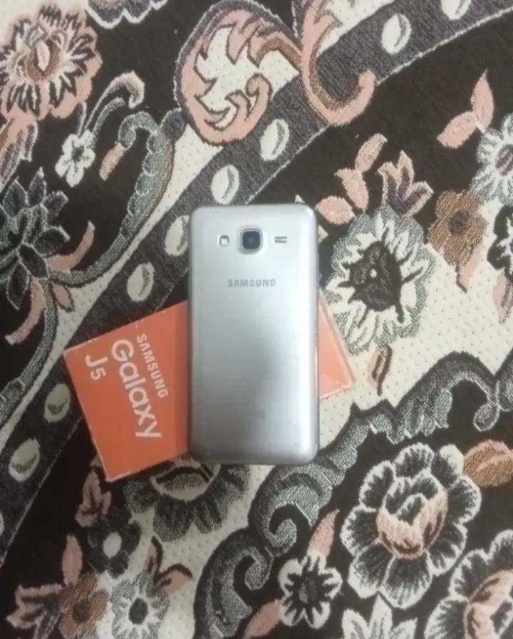 گوشی سامسونگ j5 .