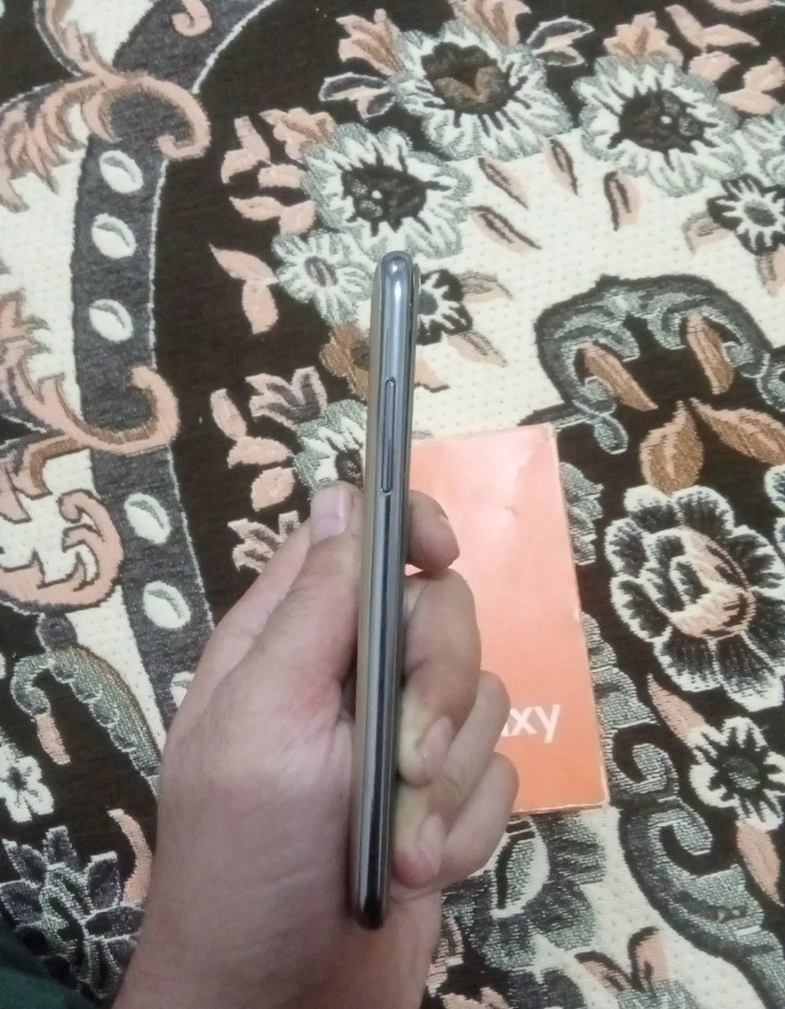 گوشی سامسونگ j5 .